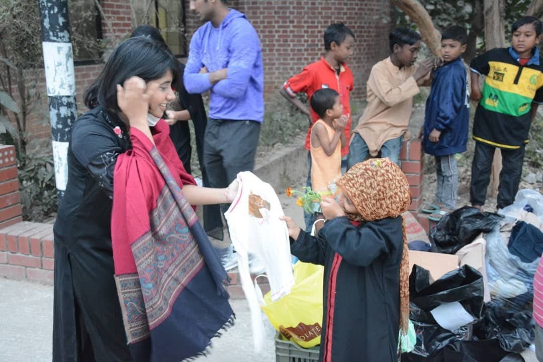 Amplitude volunteers handing out relief supplies